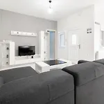아파트 Newly Built Detached House With Parking