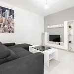 아파트 Newly Built Detached House With Parking *