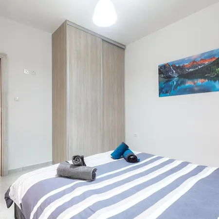 Newly Built Detached House With Parking *